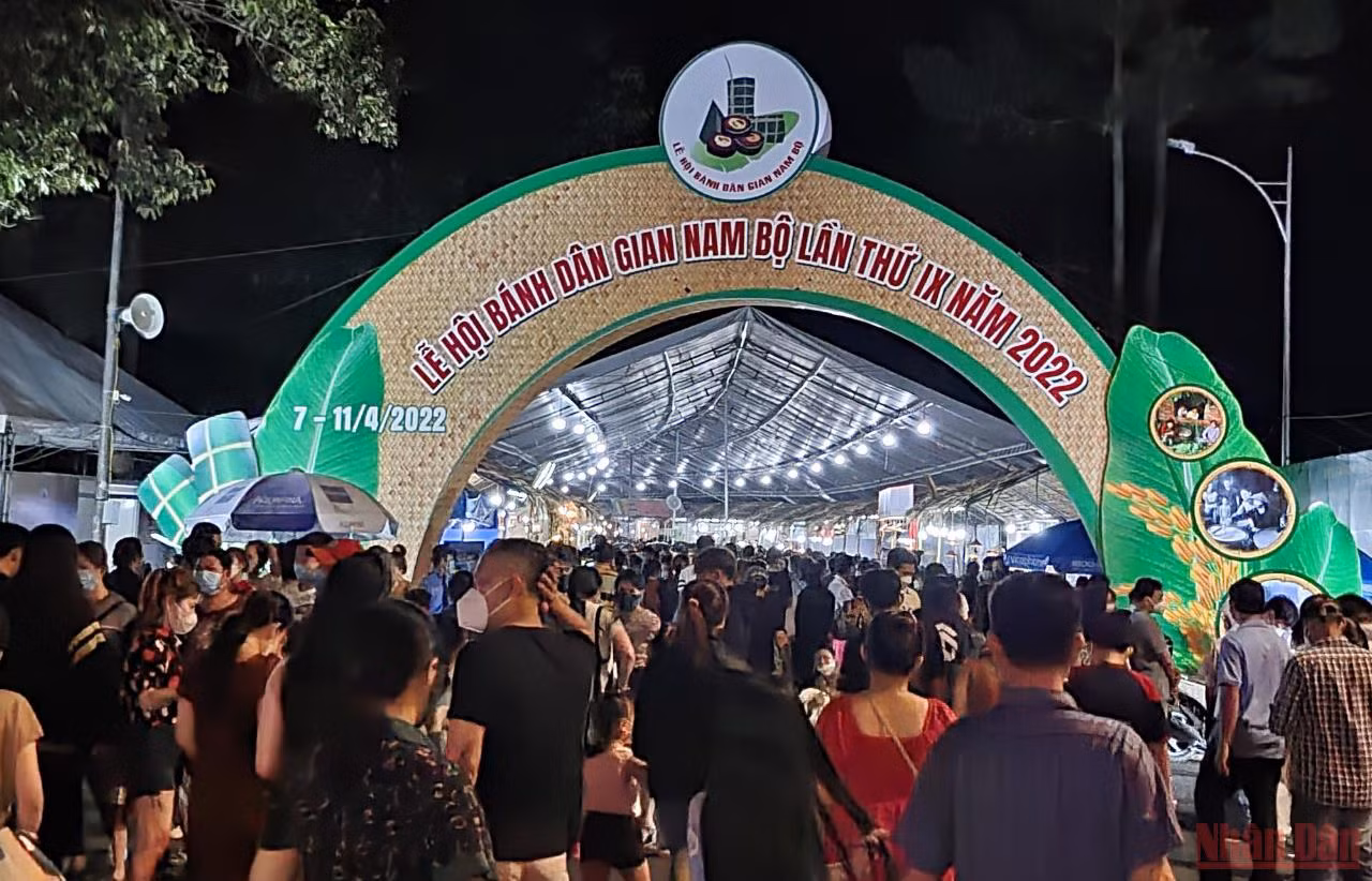 Dòng người tấp nập đổ về Lễ hội Bánh dân gian Nam Bộ -0