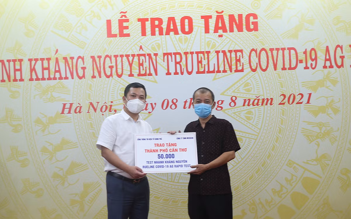 Trao tặng 4 địa phương 100.000 test nhanh kháng nguyên -0
