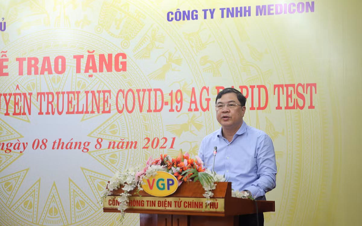 Trao tặng 4 địa phương 100.000 test nhanh kháng nguyên -0