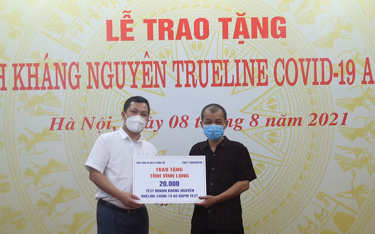 Trao tặng 4 địa phương 100.000 test nhanh kháng nguyên -0