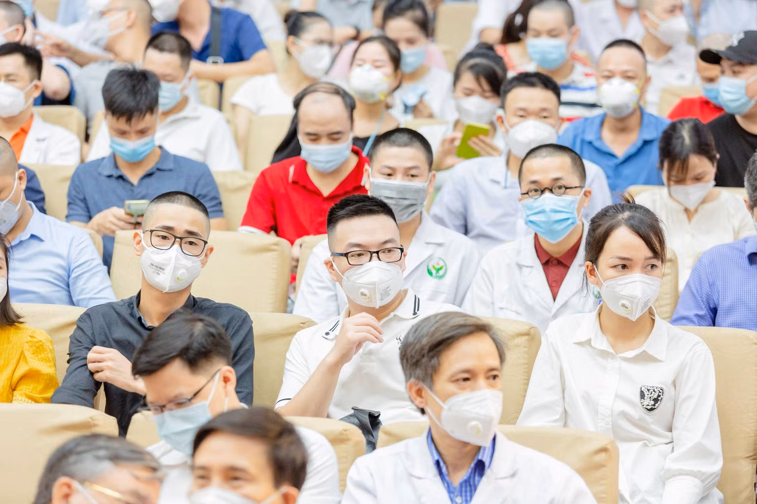 Hàng trăm cán bộ y tế 