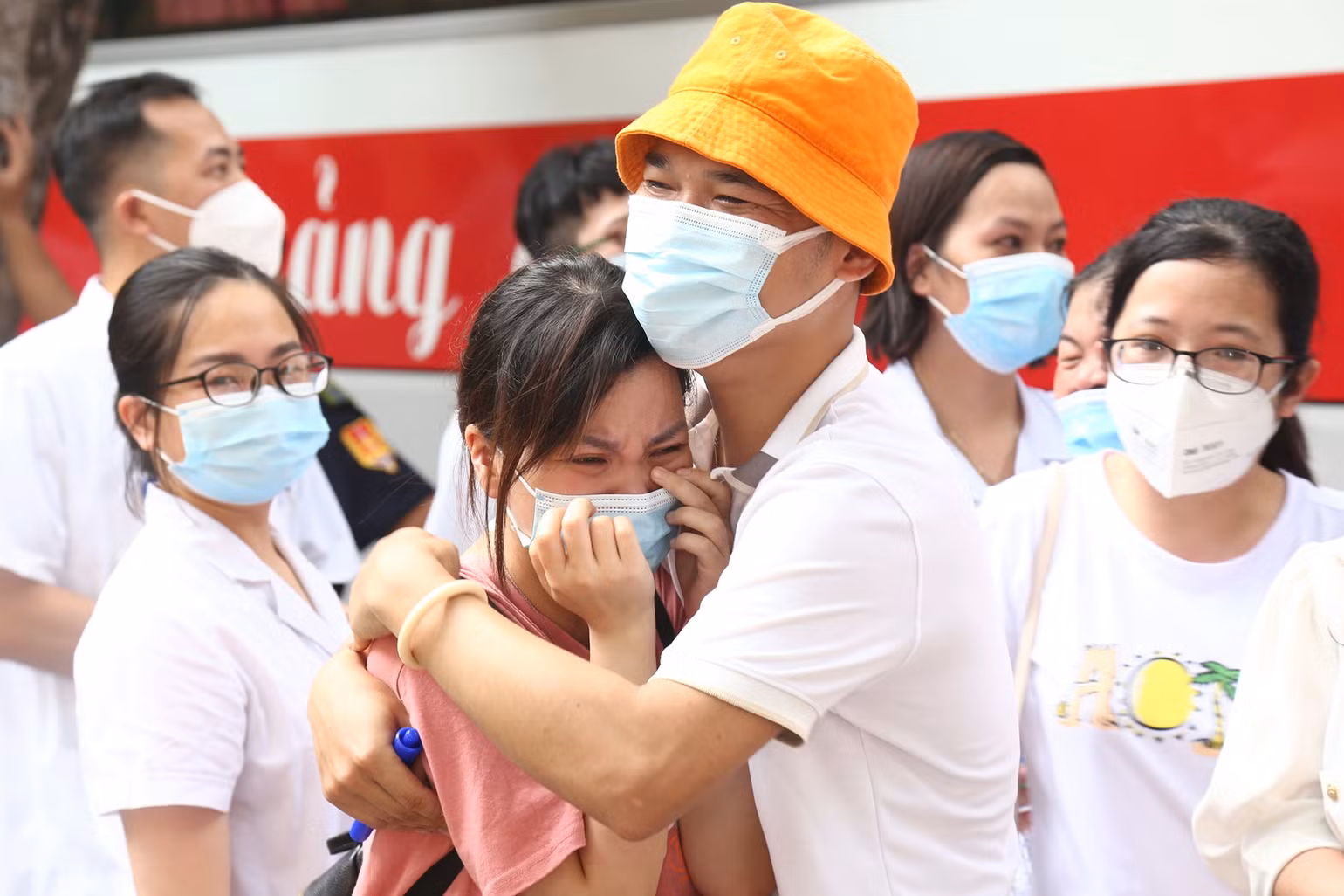 Hàng trăm cán bộ y tế 