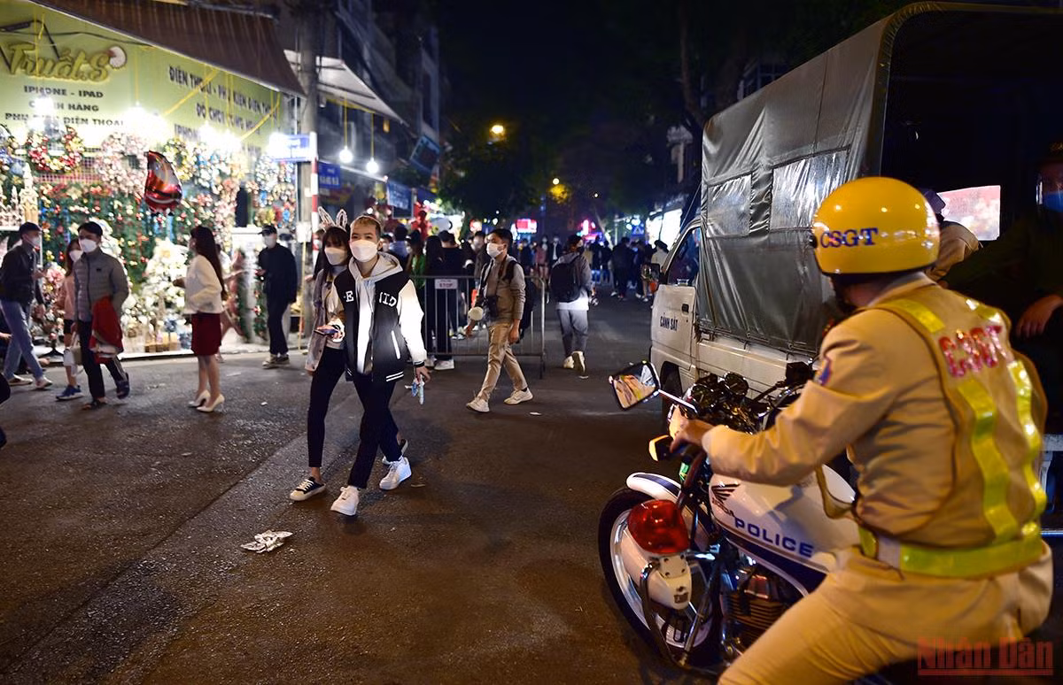 Một mùa Giáng sinh đặc biệt của 2 thành phố lớn Hà Nội và thành phố Hồ Chí Minh -0