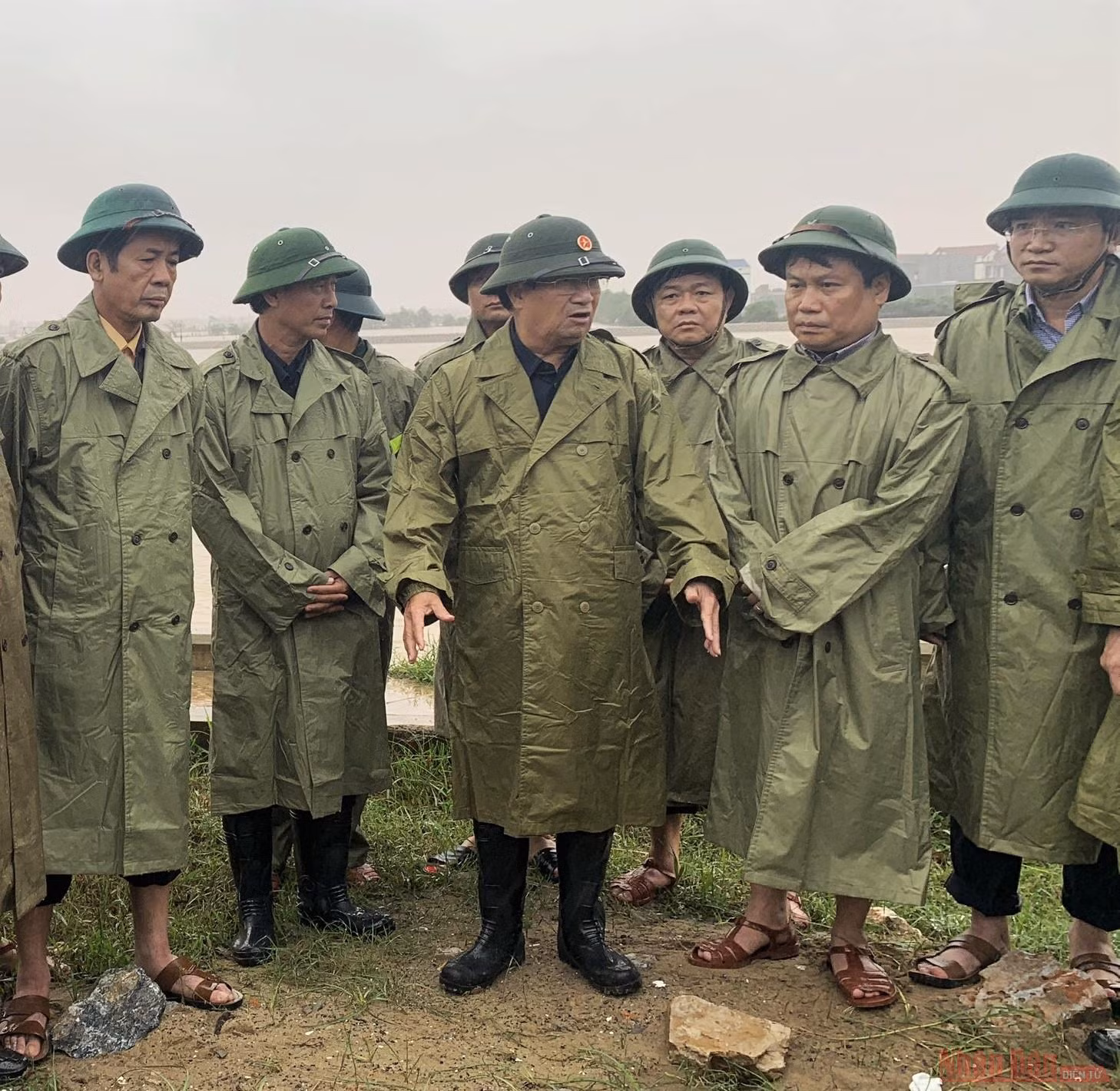 Phó Thủ tướng Trịnh Đình Dũng thăm, động viên người dân vùng lũ Quảng Bình -0