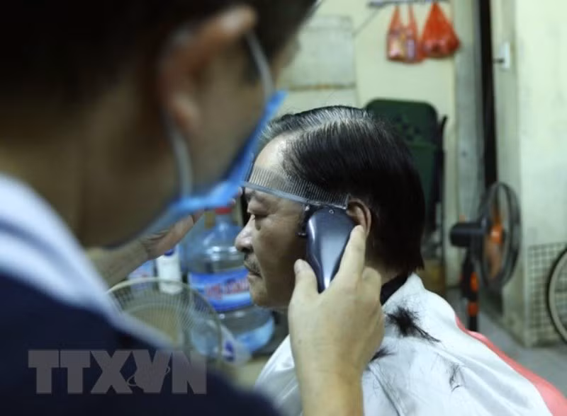 Hà Nội: Dịch vụ cắt tóc, gội đầu hút khách ngày đầu mở cửa lại -0