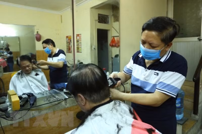 Hà Nội: Dịch vụ cắt tóc, gội đầu hút khách ngày đầu mở cửa lại -0