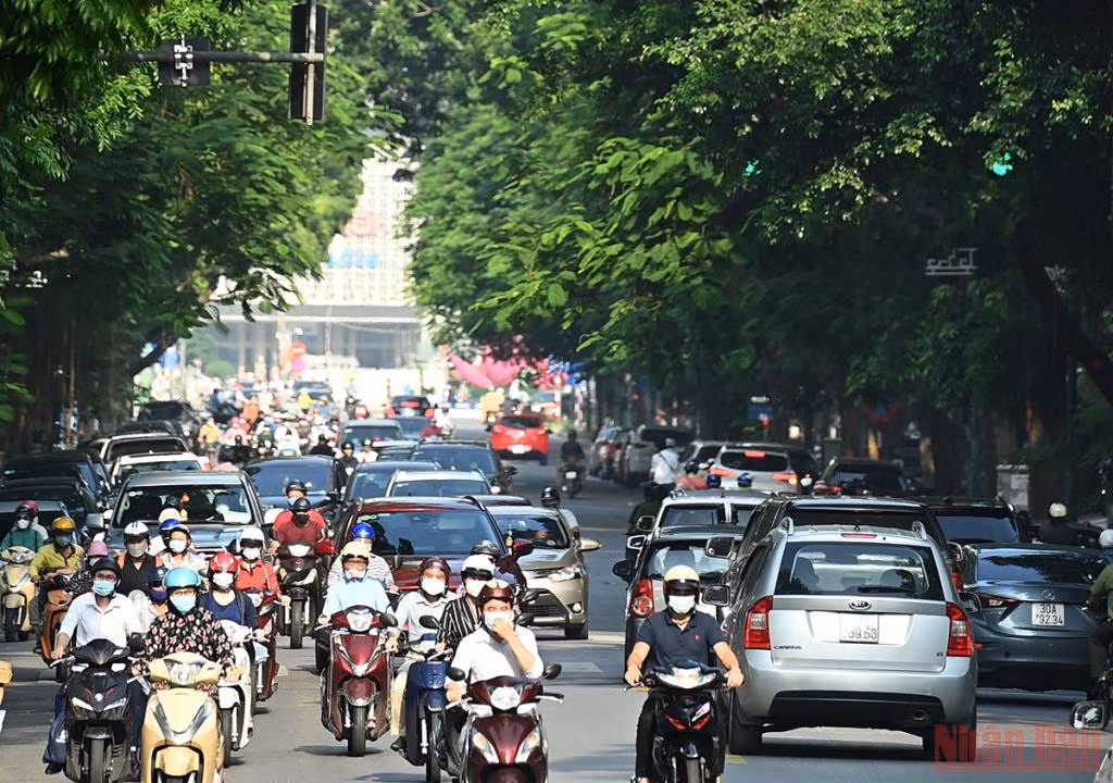 Hà Nội nhộn nhịp trở lại trong ngày đầu nới lỏng giãn cách -0