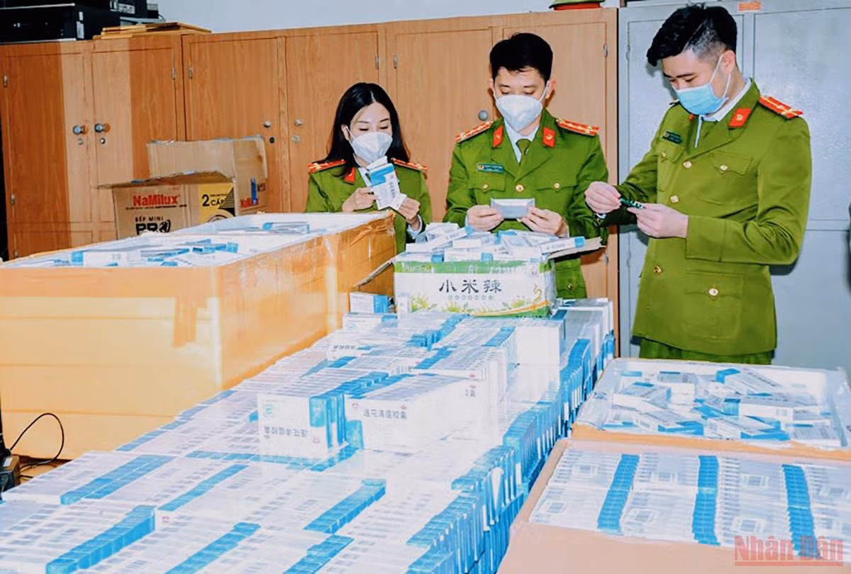  Hải Phòng khen thưởng lực lượng Cảnh sát Kinh tế thu giữ lượng lớn thuốc điều trị Covid-19 không rõ nguồn gốc -0