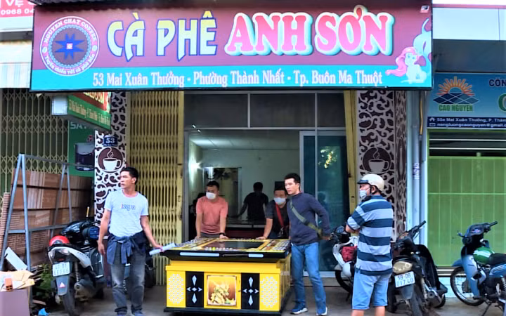 Núp bóng quán cà-phê để tổ chức chơi game bắn cá ăn tiền -0