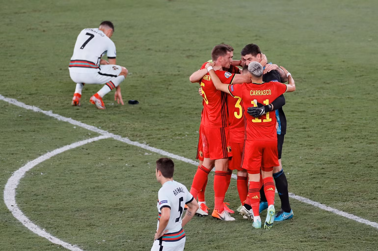 Cận cảnh Bỉ vào tứ kết Euro 2020, Bồ Đào Nha sớm thành cựu vương -0