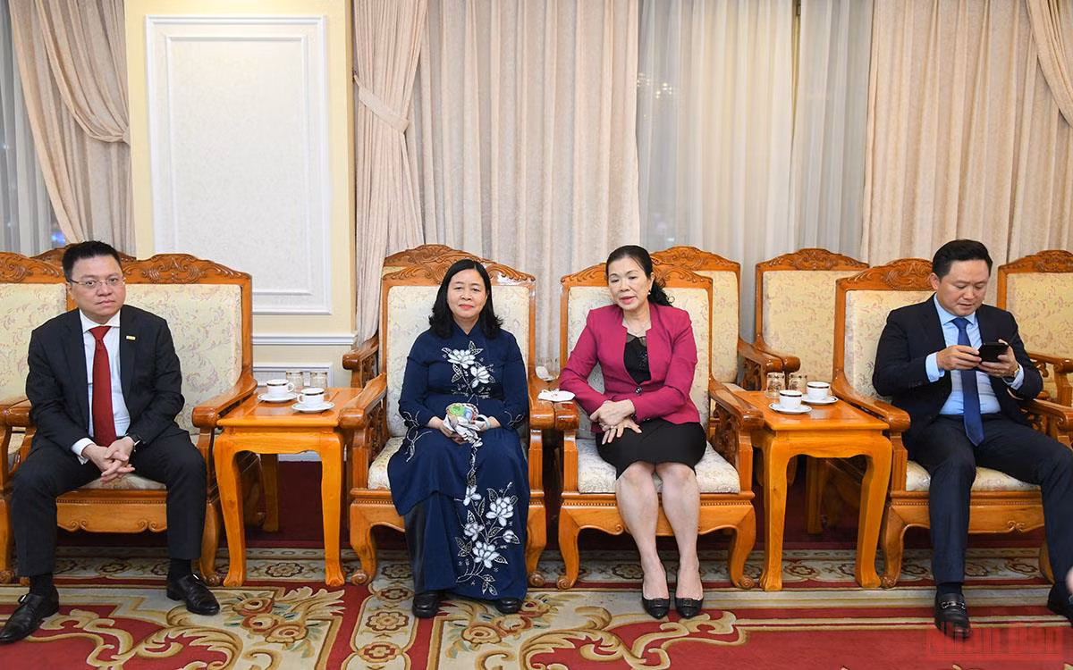 19 giờ 55 phút: Các vị lãnh đạo đến dự chương trình nghệ thuật “Chung một dòng sông” -0