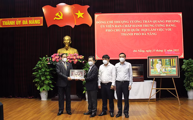 Phó Chủ tịch Quốc hội&nbsp;Trần Quang Phương tiếp xúc cử tri tại Đà Nẵng -0