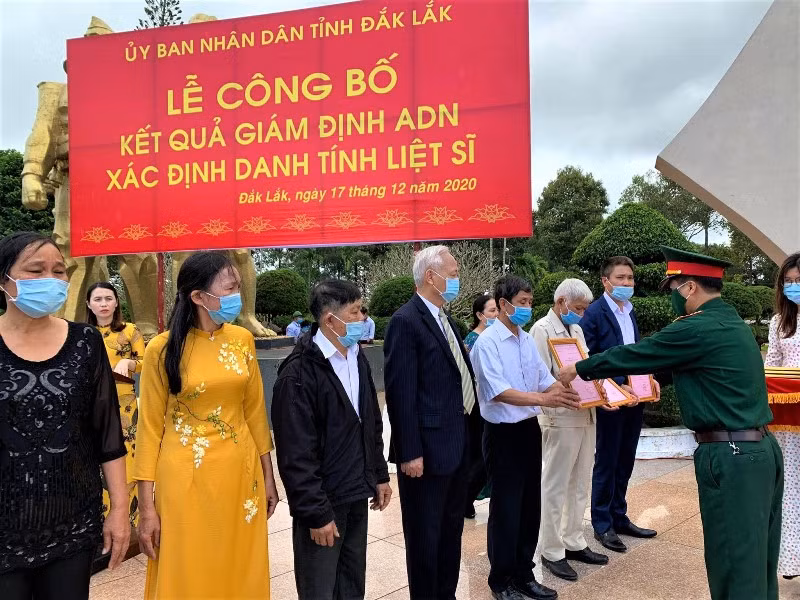 Đắk Lắk: Trao kết quả giám định ADN xác định danh tính 34 liệt sĩ cho thân nhân -0