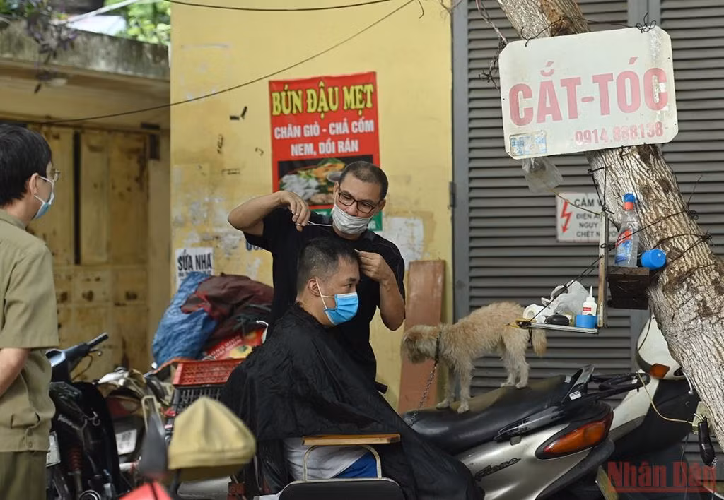 Hà Nội nhộn nhịp trở lại trong ngày đầu nới lỏng giãn cách -0
