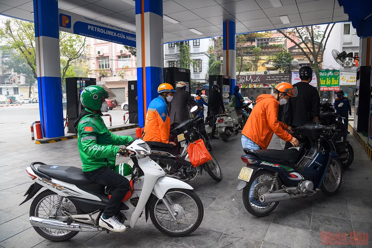 Giá xăng dầu tiếp tục tăng lần thứ 6, người dân Thủ đô tranh thủ đi mua trước giờ tăng giá -0