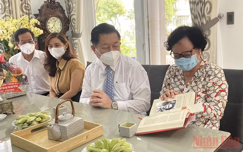 Trưởng Ban Tuyên giáo Trung ương thăm, chúc mừng các thầy thuốc tại TP Hồ Chí Minh -0