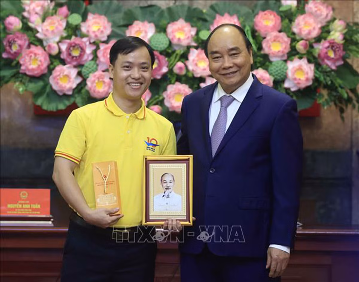 Chủ tịch nước Nguyễn Xuân Phúc gặp mặt gương mặt trẻ Việt Nam tiêu biểu năm 2021 -0