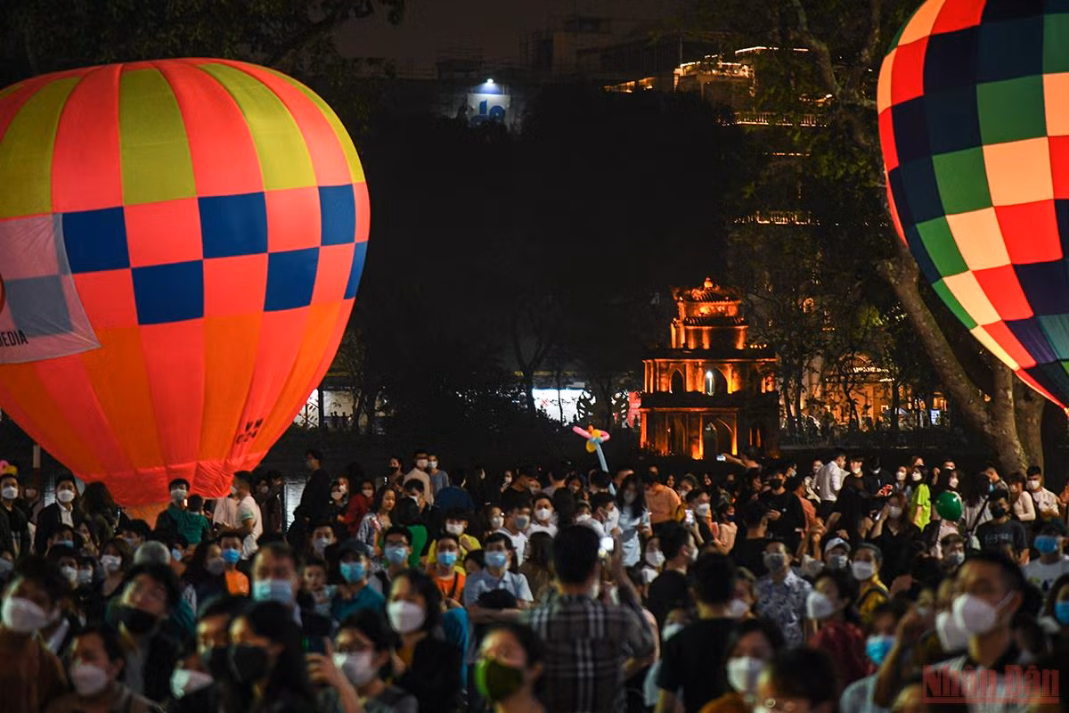 Người Hà Nội vui thích với Lễ hội khinh khí cầu -0