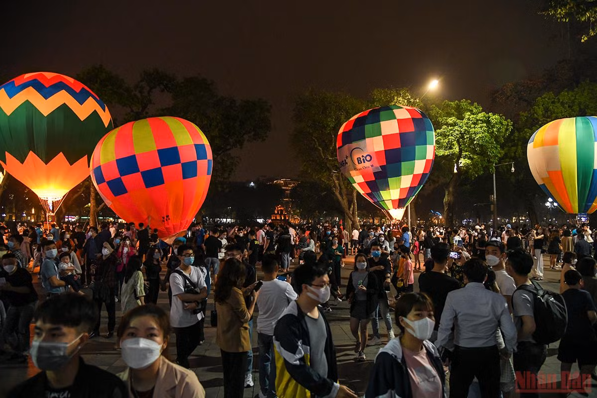 Người Hà Nội vui thích với Lễ hội khinh khí cầu -0