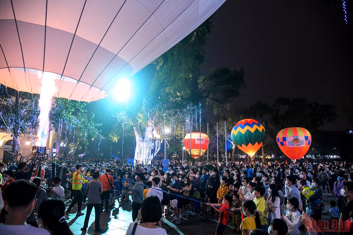 Người Hà Nội vui thích với Lễ hội khinh khí cầu -0