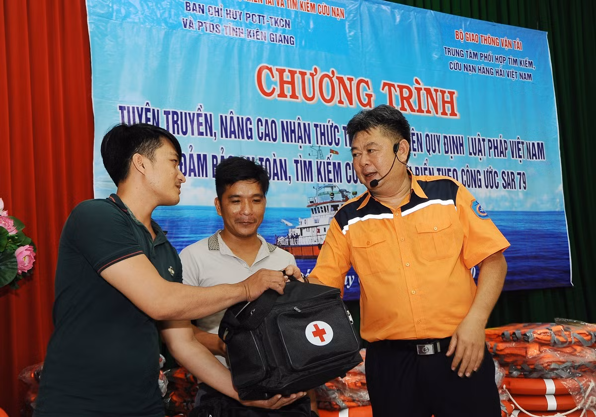 Nâng cao kỹ năng xử lý sự cố trên biển cho ngư dân, giảm rác thải nhựa -0