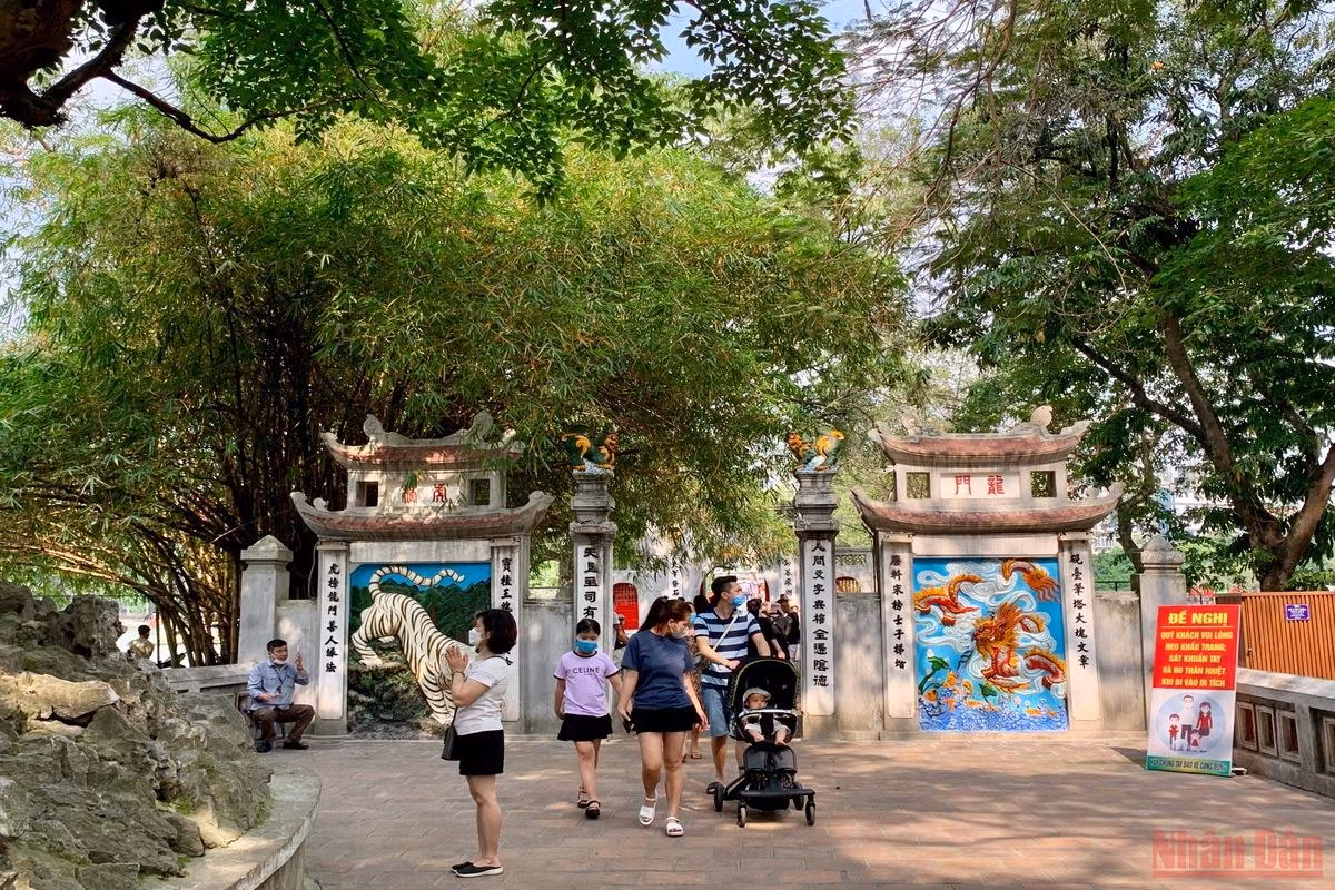 Có một Hà Nội bình yên sáng 30/4 -0