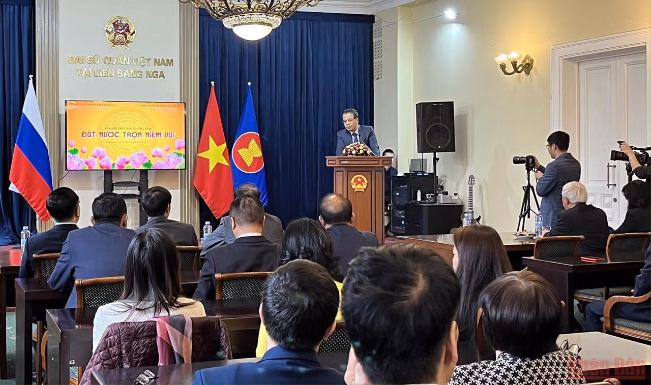 Đêm thơ, nhạc “Đất nước trọn niềm vui” của người Việt Nam tại Nga -0