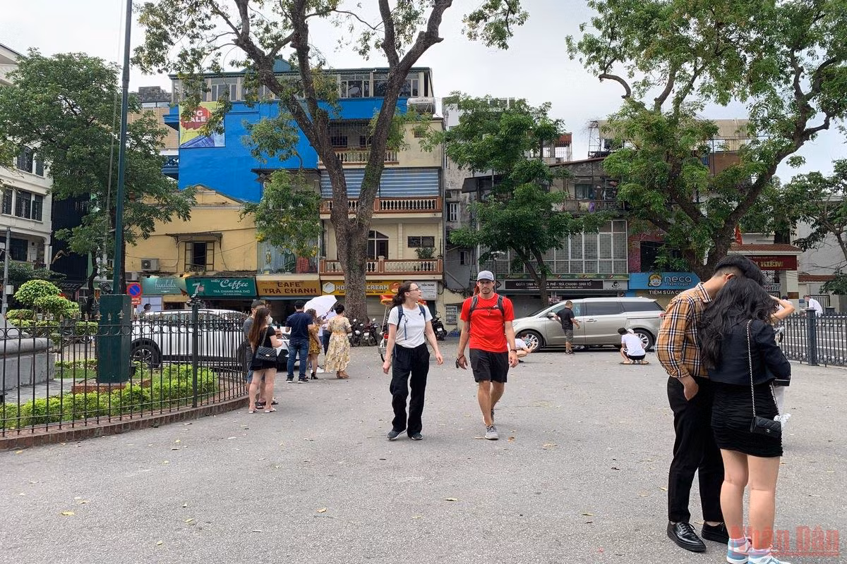 Có một Hà Nội bình yên sáng 30/4 -0