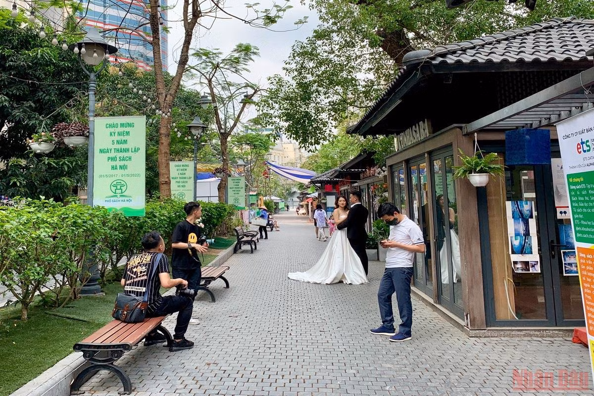 Có một Hà Nội bình yên sáng 30/4 -0
