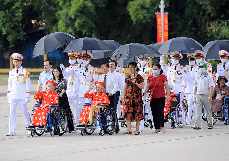 Đoàn đại biểu Bà mẹ Việt Nam Anh hùng vào Lăng viếng Chủ tịch Hồ Chí Minh -0