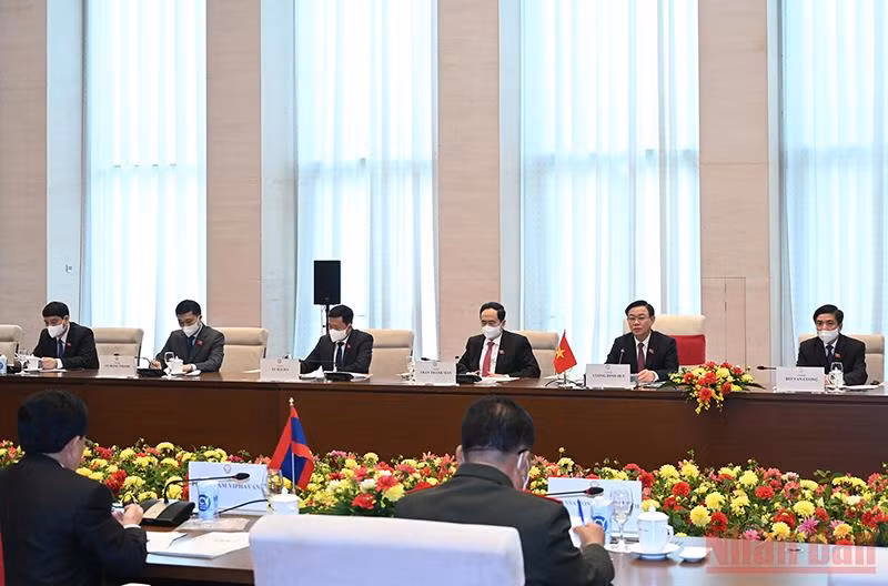 Chủ tịch Quốc hội Vương Đình Huệ hội kiến Thủ tướng Lào Phankham Viphavanh -0