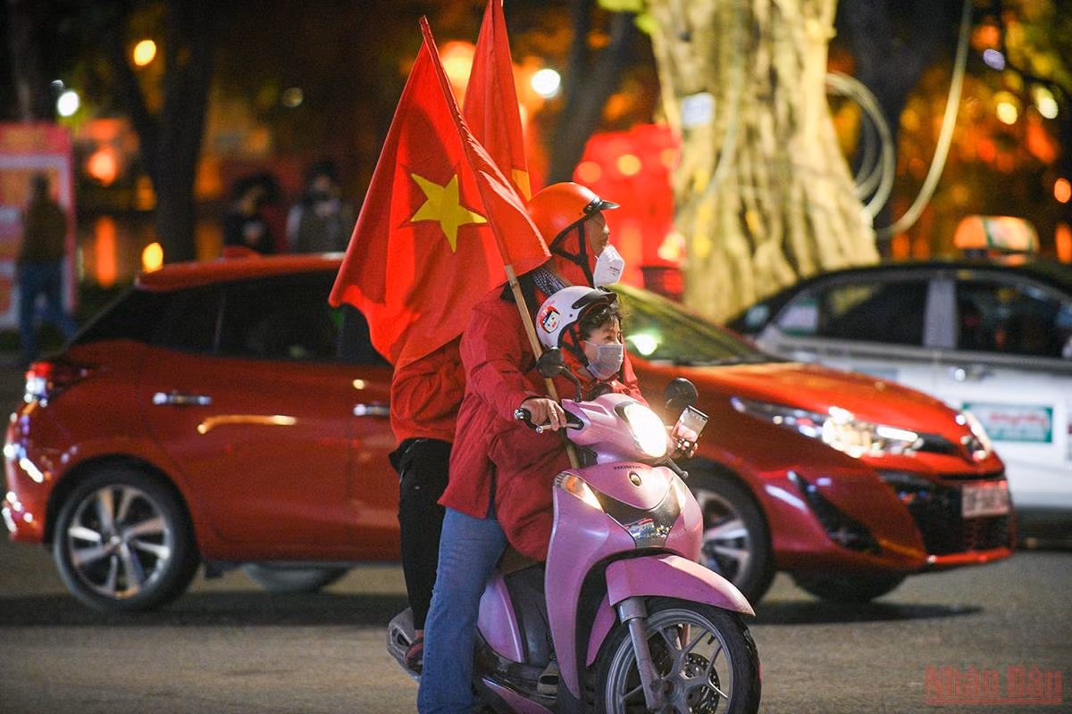 Không khí tại Bờ Hồ sau chiến thắng của đội tuyển Việt Nam trước đội tuyển Trung Quốc -0