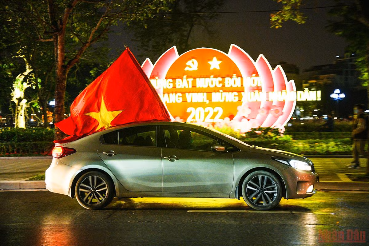Không khí tại Bờ Hồ sau chiến thắng của đội tuyển Việt Nam trước đội tuyển Trung Quốc -0