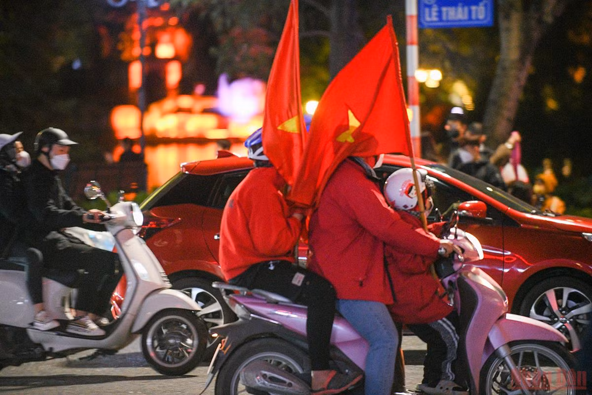 Không khí tại Bờ Hồ sau chiến thắng của đội tuyển Việt Nam trước đội tuyển Trung Quốc -0