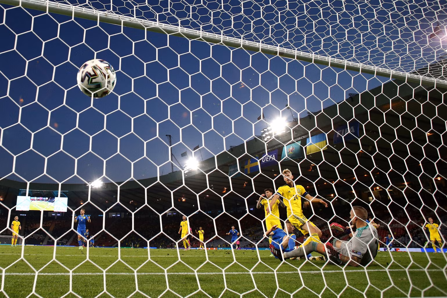 Bàn thắng “vàng” phút 120 đưa Ukraine vào tứ kết Euro 2020 -0