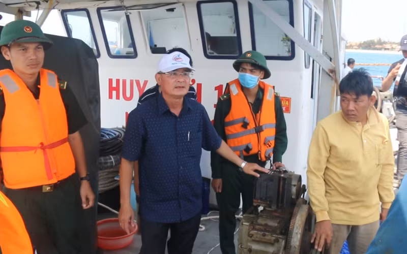 Hoàn tất hút 2.000 lít dầu trên tàu Bạch Đằng bị chìm ở vùng biển Mũi Né -0