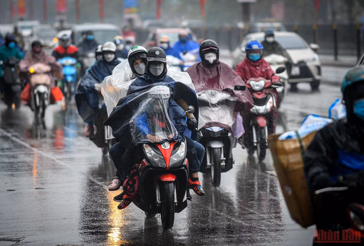 Người dân các tỉnh đội mưa đổ về Hà Nội ngày cuối kỳ nghỉ Tết Nguyên đán Nhâm Dần -0