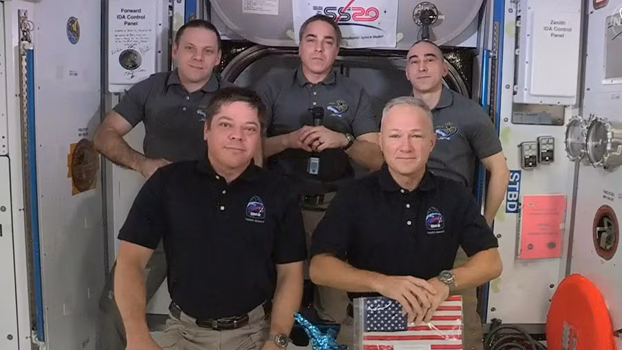 Hai phi hành gia ISS trở về trái đất trên tàu SpaceX -0