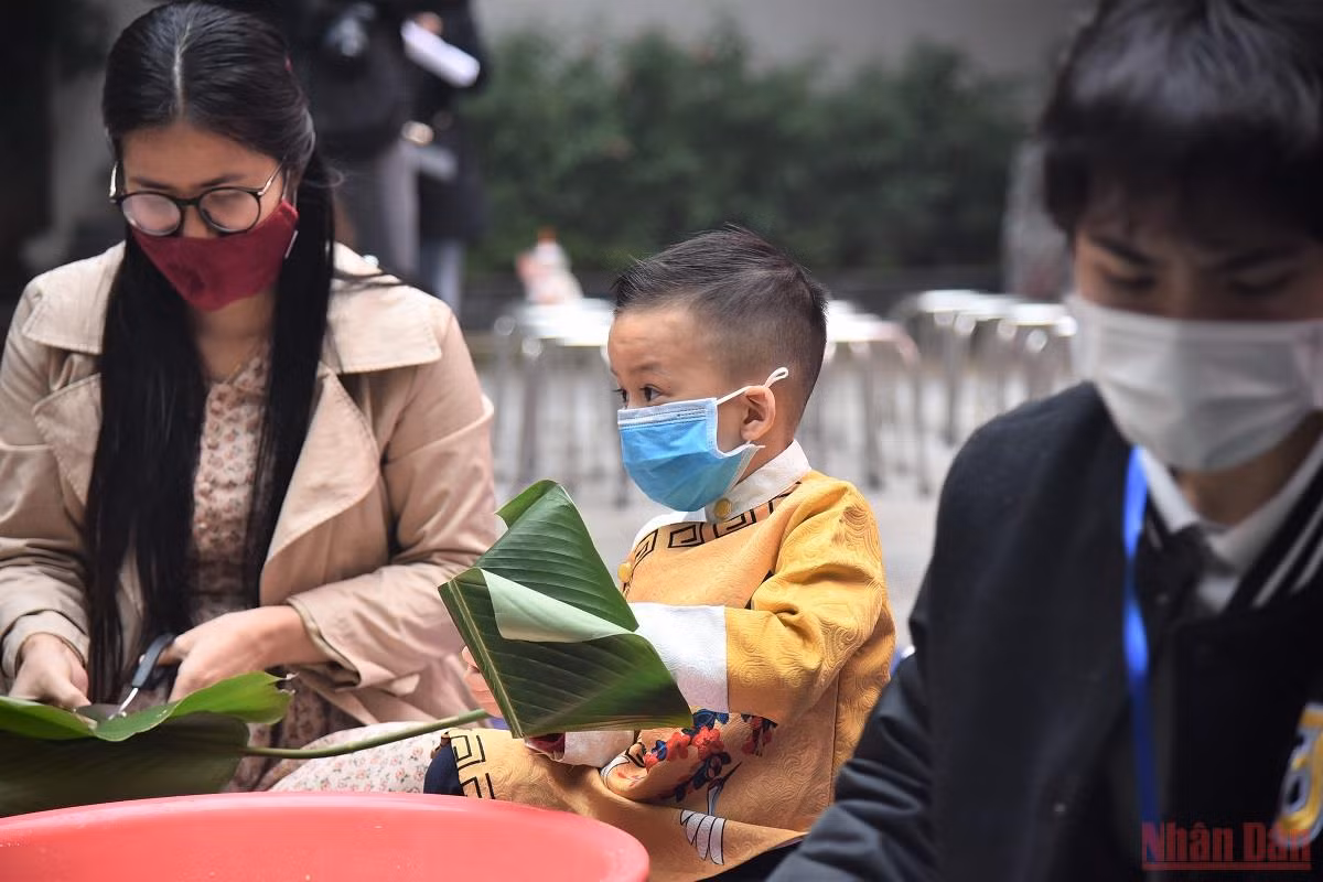 Đong đầy yêu thương trong chiếc bánh chưng xanh gửi trẻ em vùng cao Bắc Hà -0