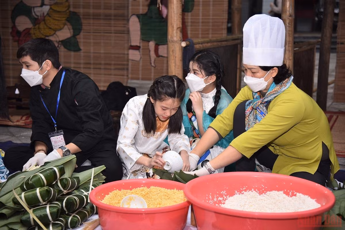 Đong đầy yêu thương trong chiếc bánh chưng xanh gửi trẻ em vùng cao Bắc Hà -0