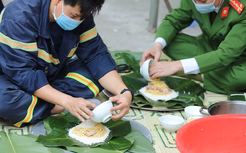 Bánh chưng của người lính cứu hỏa đón Tết xa nhà -0