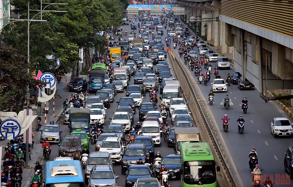 Hà Nội: Người dân lỉnh kỉnh đồ đạc về quê ăn Tết, nhiều tuyến đường ùn ứ -0