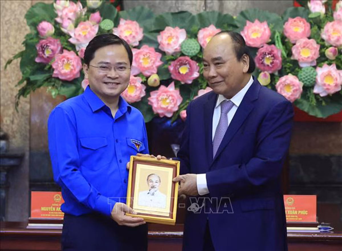 Chủ tịch nước Nguyễn Xuân Phúc gặp mặt gương mặt trẻ Việt Nam tiêu biểu năm 2021 -0