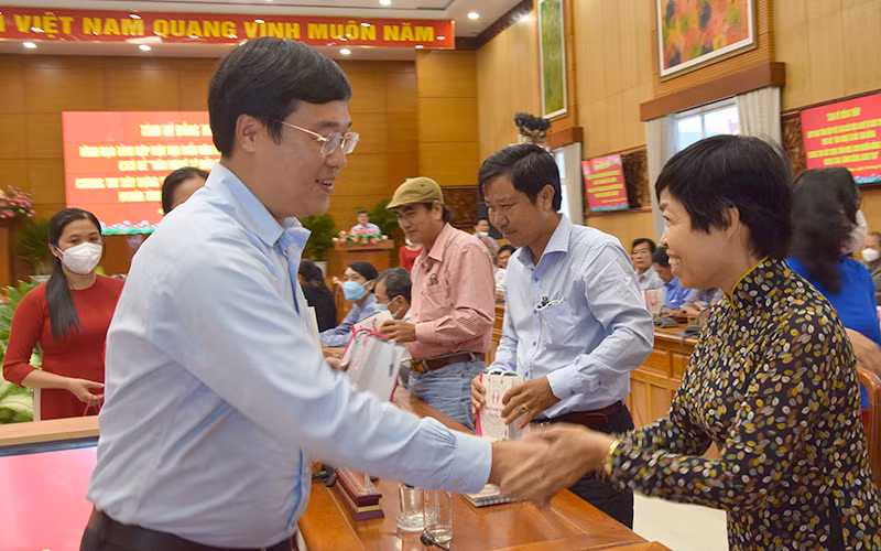 Tỉnh ủy Đồng Tháp gặp mặt văn nghệ sĩ -0