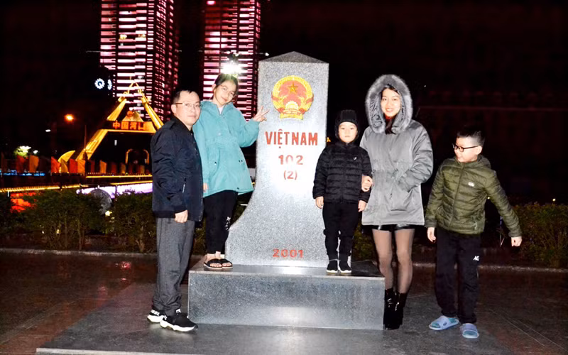 Người dân biên giới Lào Cai đón chào năm mới 2022 -0