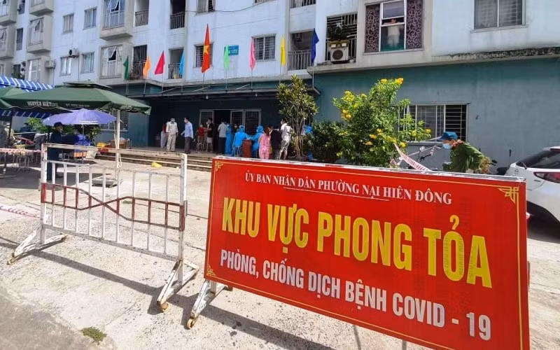 Đà Nẵng phong tỏa, phun khử khuẩn một quán bar và khu chung cư -0