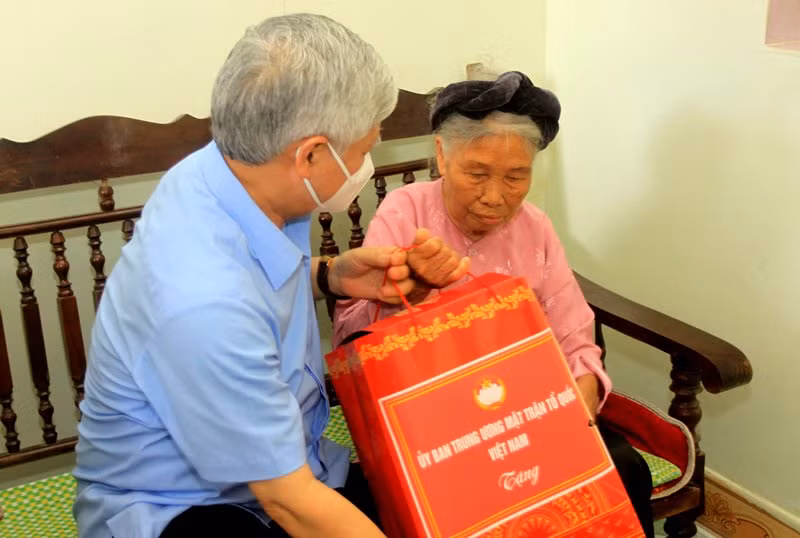 Chủ tịch Ủy ban Trung ương Mặt trận Tổ quốc Việt Nam tặng quà người có công, gia đình chính sách tỉnh Thái Bình -0