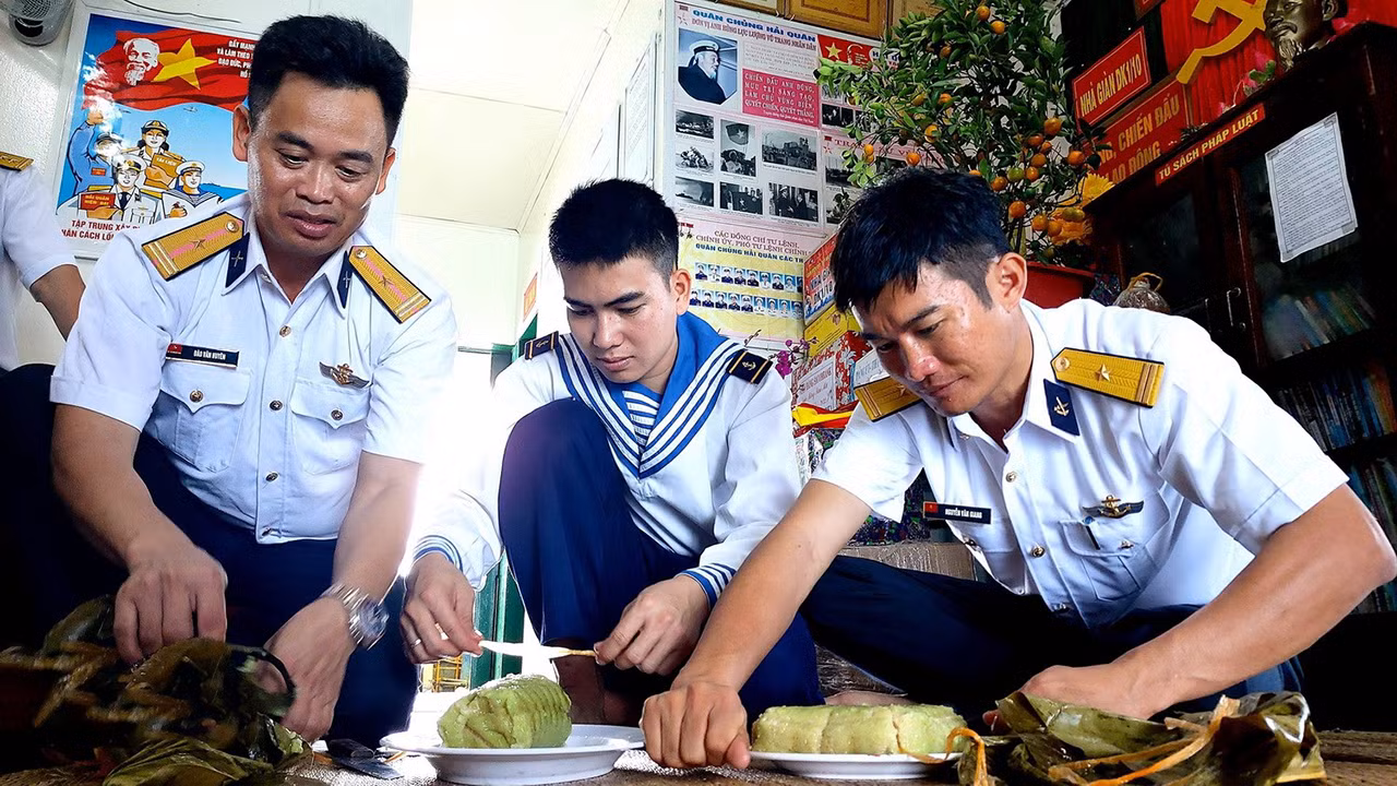 Những hình ảnh Tết đến với người lính trên nhà giàn DK1 -4