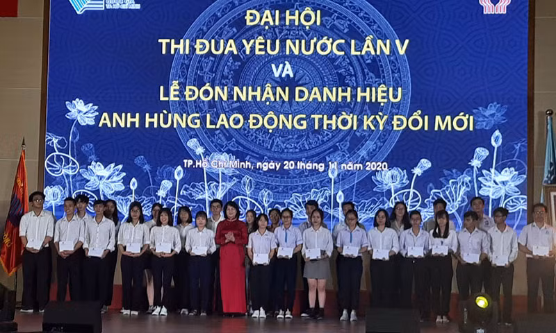 Phó Chủ tịch nước trao danh hiệu Anh hùng Lao động thời kỳ đổi mới cho Đại học Quốc gia TP Hồ Chí Minh -0