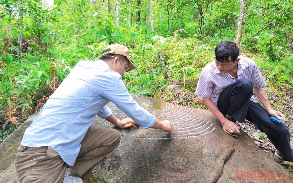 Ngắm “siêu phẩm” ruộng bậc thang khắc trên đá tại Mù Cang Chải -0